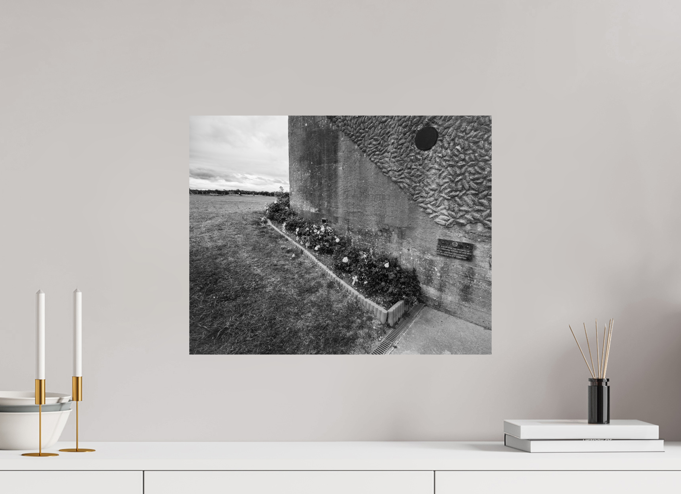 50,6 x 40 cm, Tirage photo sur papier baryté noir et blanc Roses on the Casemate