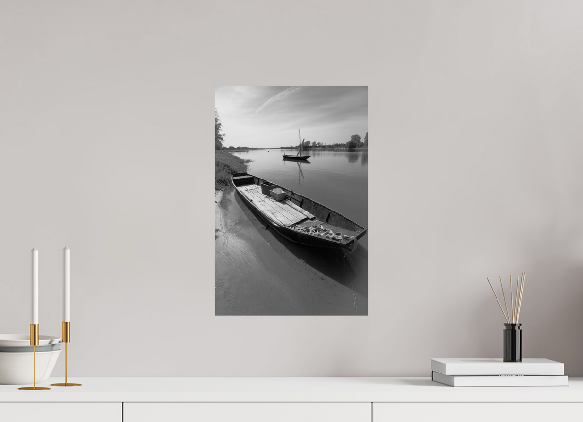 30 x 45 cm, Tirage photo sur papier baryté noir et blanc Two Boats, Montjean-sur-Loire
